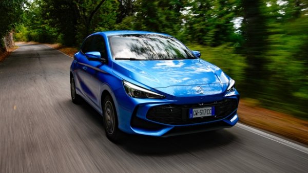 Четвърто място за текущи разходи отива при MG3 Hybrid+, със стойност от 0,4391 евро/км според таблиците на ACI. Това превозно средство от B-сегмента, пуснато на пазара през 2024 година, веднага се открои не само със своите спортни линии, но и с високата мощност на своя пълен хибриден двигател. Той е дълъг 4,11, широк 1,80, висок 1,50 при междуосие от 2,51 м, а багажникът може да побере 293 литра. 

Задвижващият агрегат комбинира 1,5-цилиндров двигател със 102 к.с. с електромотор със 136 к.с. за комбинирана мощност от 195 коня и въртящ момент от 425 Нм. Разходът на гориво е много нисък -  4,4 л/100 км.